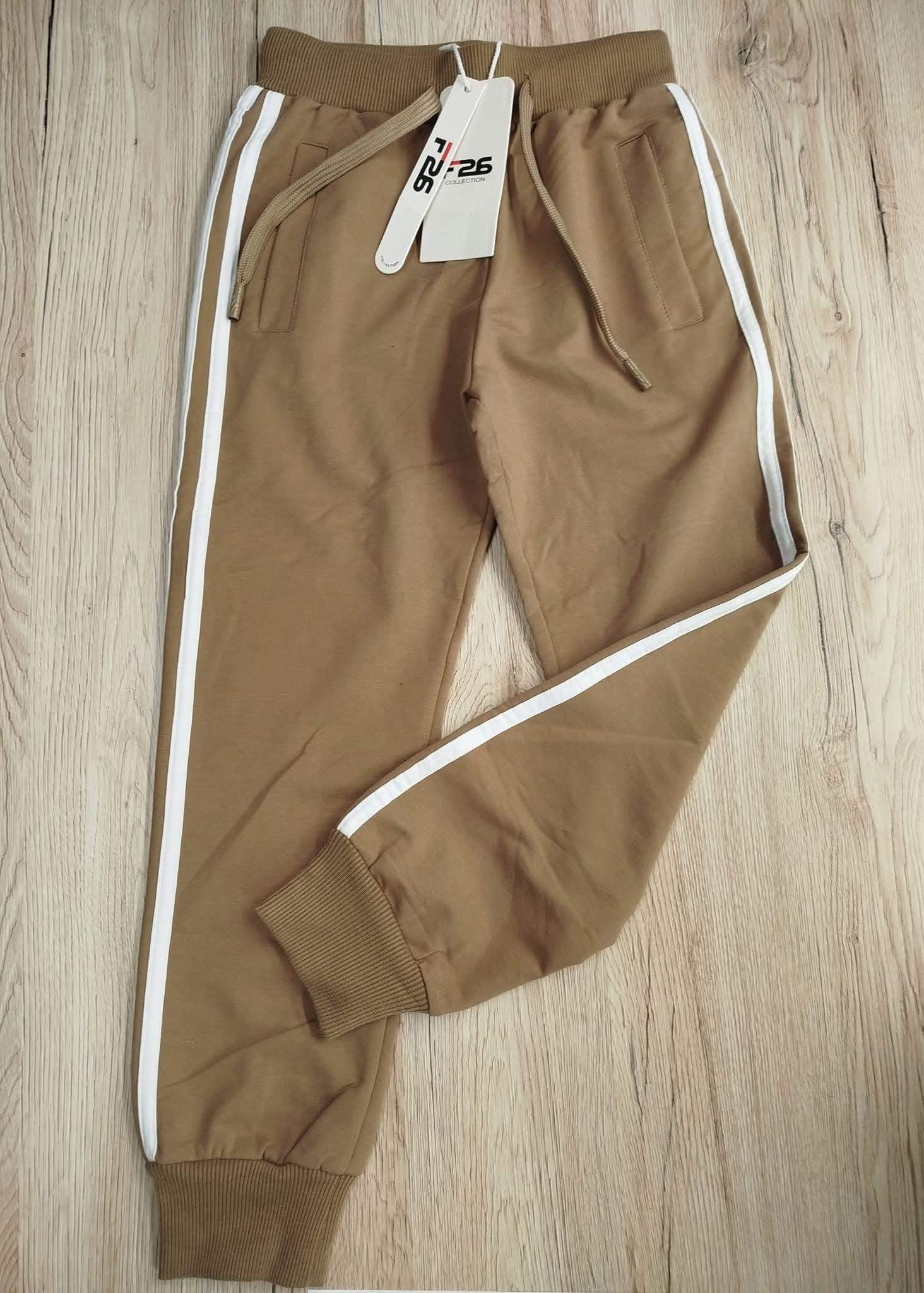 Spodnie dresowe chłopięce F26 brązowe